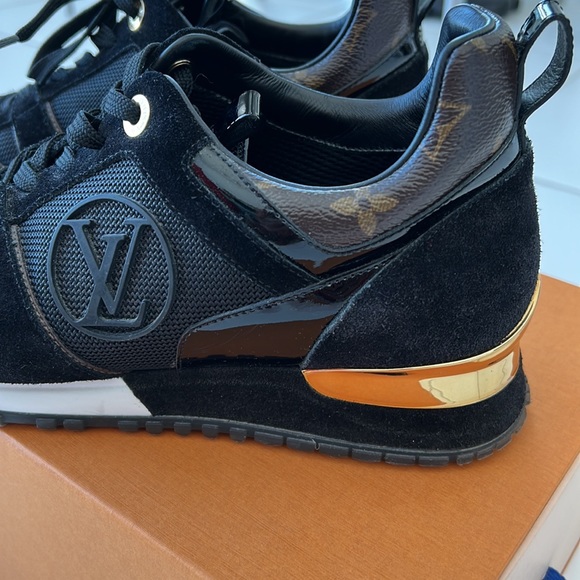 Louis Vuitton RUN AWAY SNEAKER size 39 and 8 USA - Picture 10 of 11